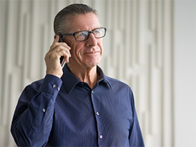 Uma imagem com pessoa, homem, telefone, telemvel

Descrio gerada automaticamente