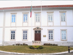 Uma imagem com relva, edifcio, exterior, frente

Descrio gerada automaticamente