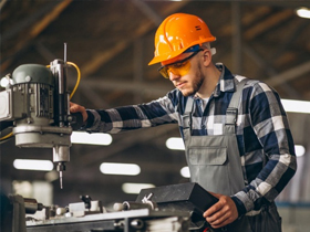 Uma imagem com pessoa, homem, em p, uniforme

Descrio gerada automaticamente